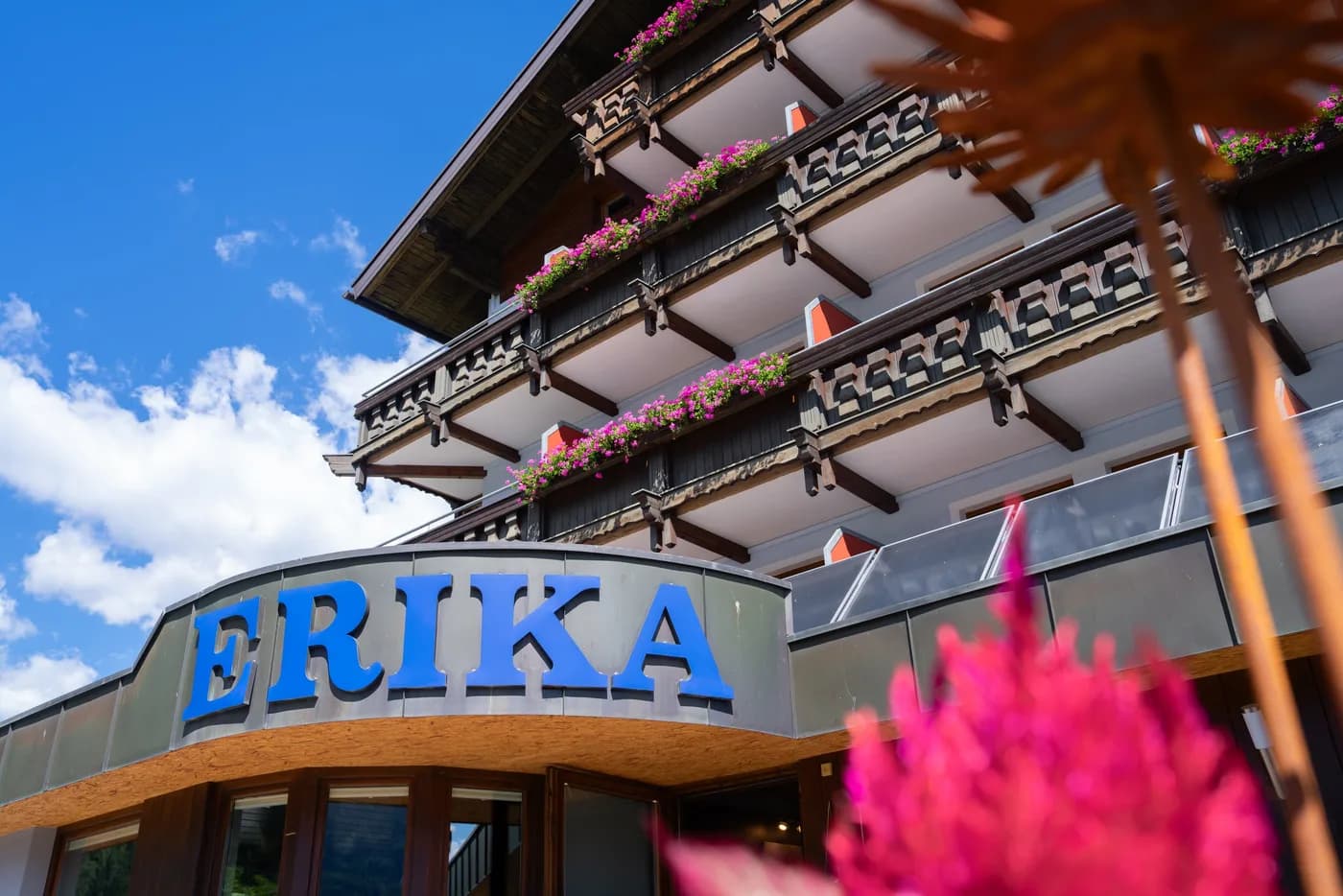 Eingang des Hotel Erika mit Blumen